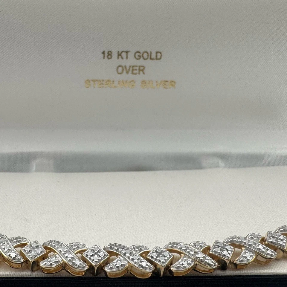 Elegante brazalete de oro y plata de 14 quilates con detalles de diamantes de ley nuevo en caja Foto 2 de 4