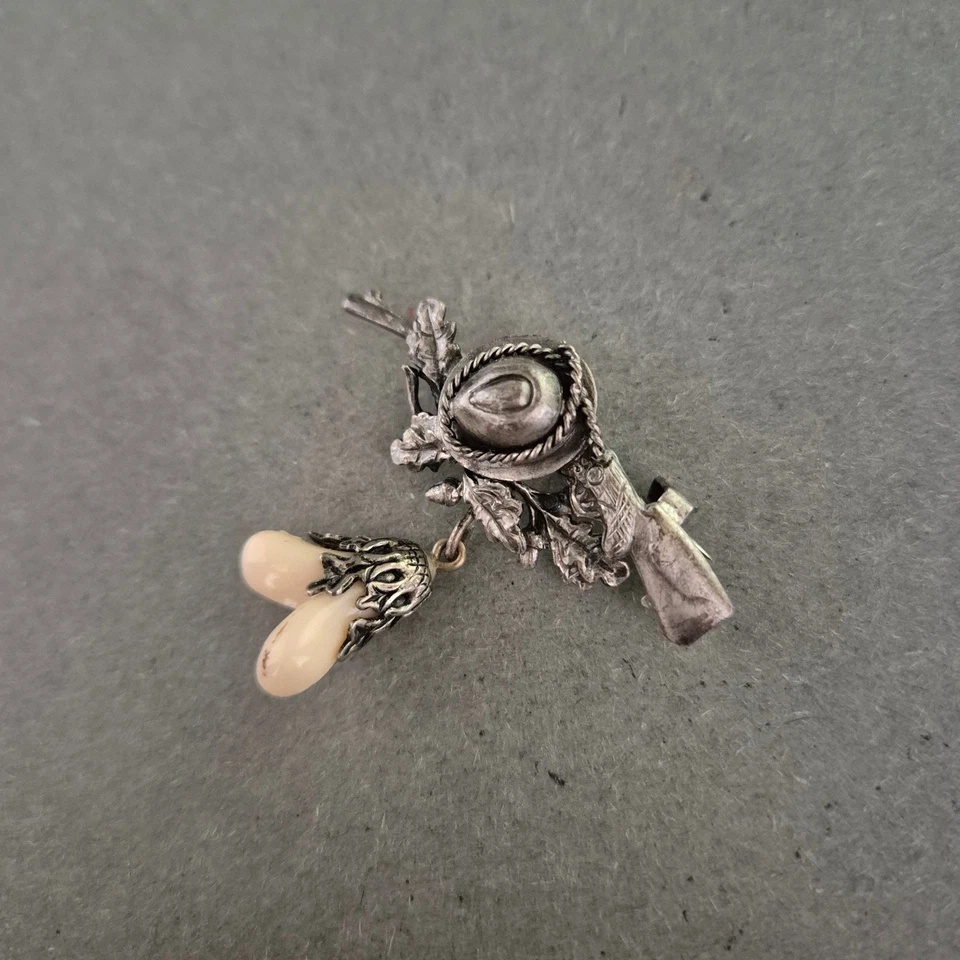 Jagdmotiv-Brosche mit Eichelanhänger – Versilbert & rustikal - Bild 4 von 4