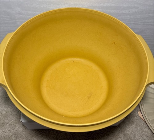 TUPPERWARE Servalier Bowl with Lid Harvest Gold 10" - Picture 4 of 9