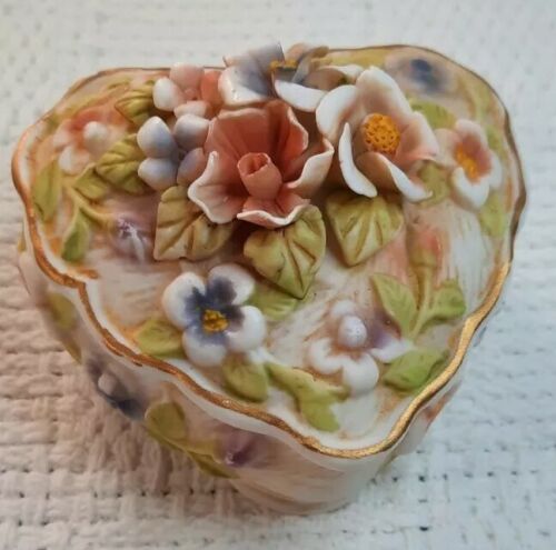 Victorianisches Herz Schmuckstück Box mit 3D Blumen auf dem Deckel - Bild 1 von 10