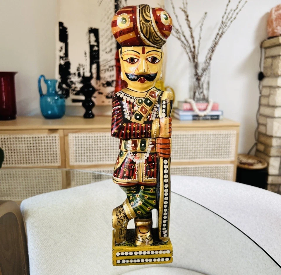"Estatuilla de madera Rajasthani Maharaja pintada a mano 12"" arte popular India tallada años 80" Foto 3 de 3