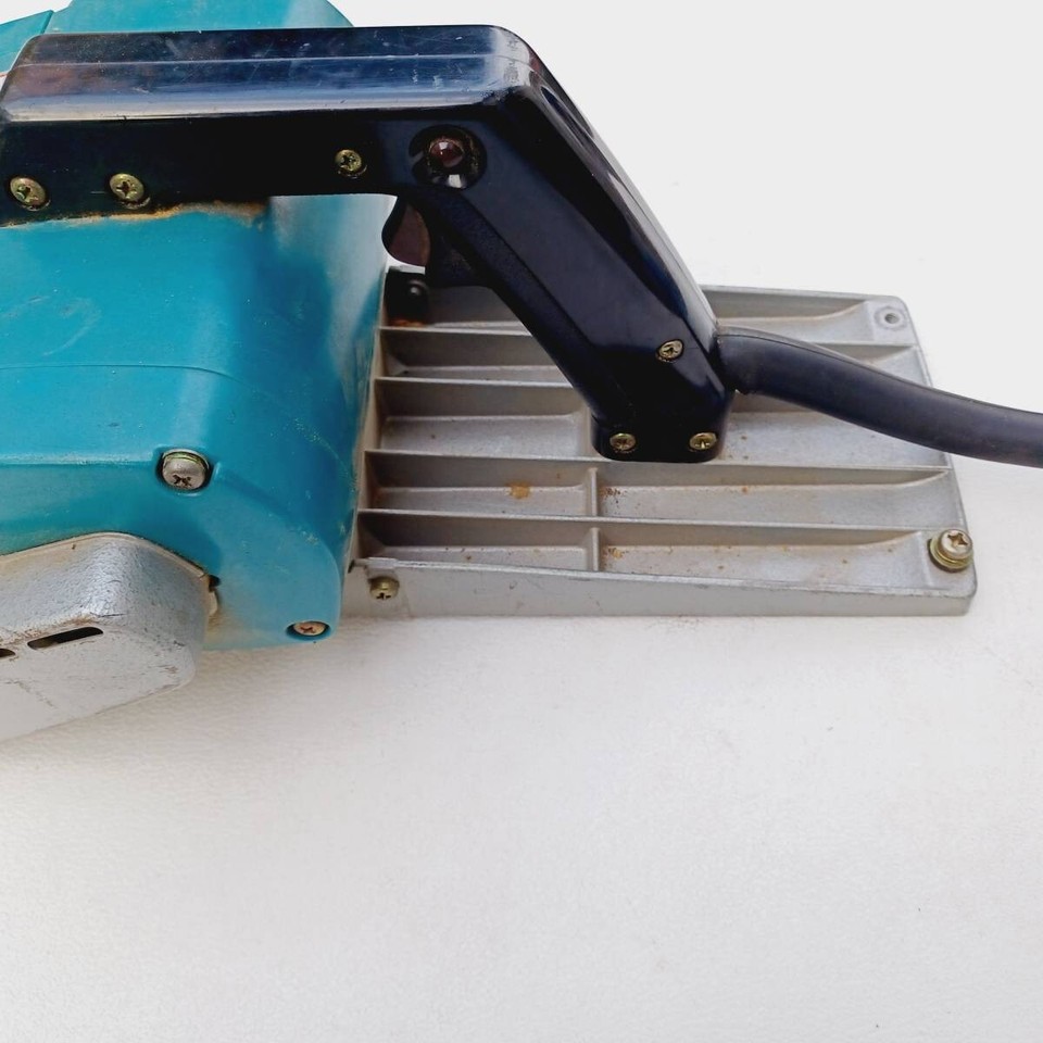Rabot électrique Makita 1805B - 155mm, 1140W, 15000 RPM - Occasion