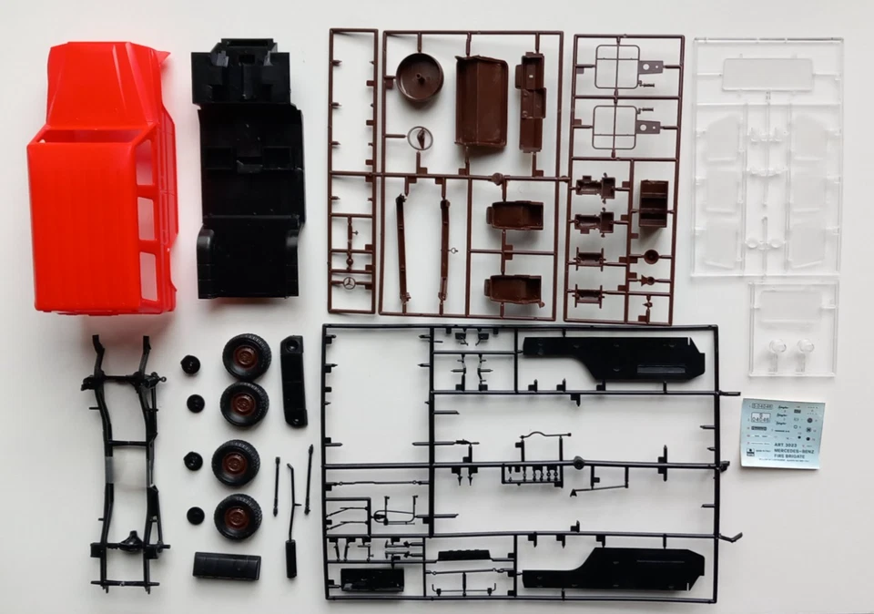 Maquette ESCI - MERCEDES 230G POMPIER ( début de montage ) - SANS NOTICE - Photo 2/3