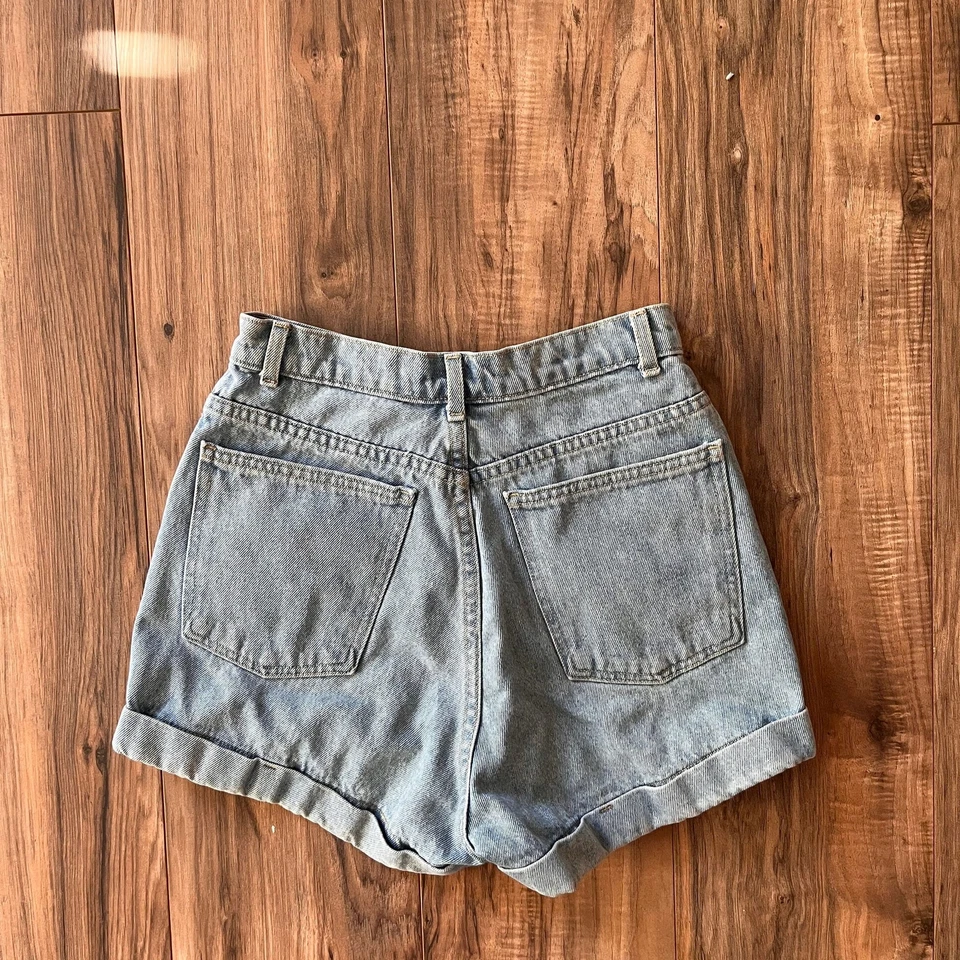 Pantalones cortos de mezclilla de tiro alto American Apparel con puños cintura alta en lavado de verano  Foto 2 de 4