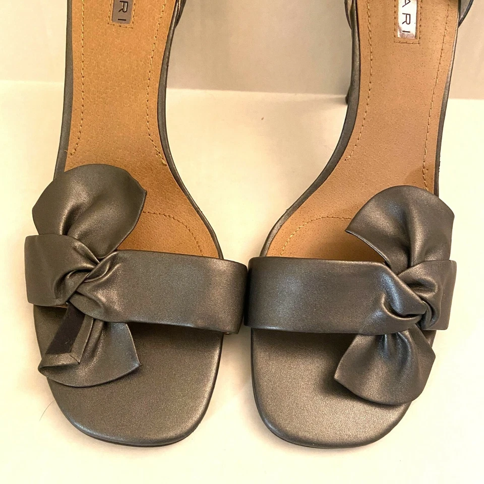 Sandalias para violonchelo Tahari talla 8,5 correa para el tobillo 3,5" tacón cremallera trasera gris Foto 3 de 4