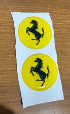 2 ADESIVI ADESIVO RESINATO STICKER FERRARI - STEMMA TONDO 30 mm AUTO MOTO TARGA