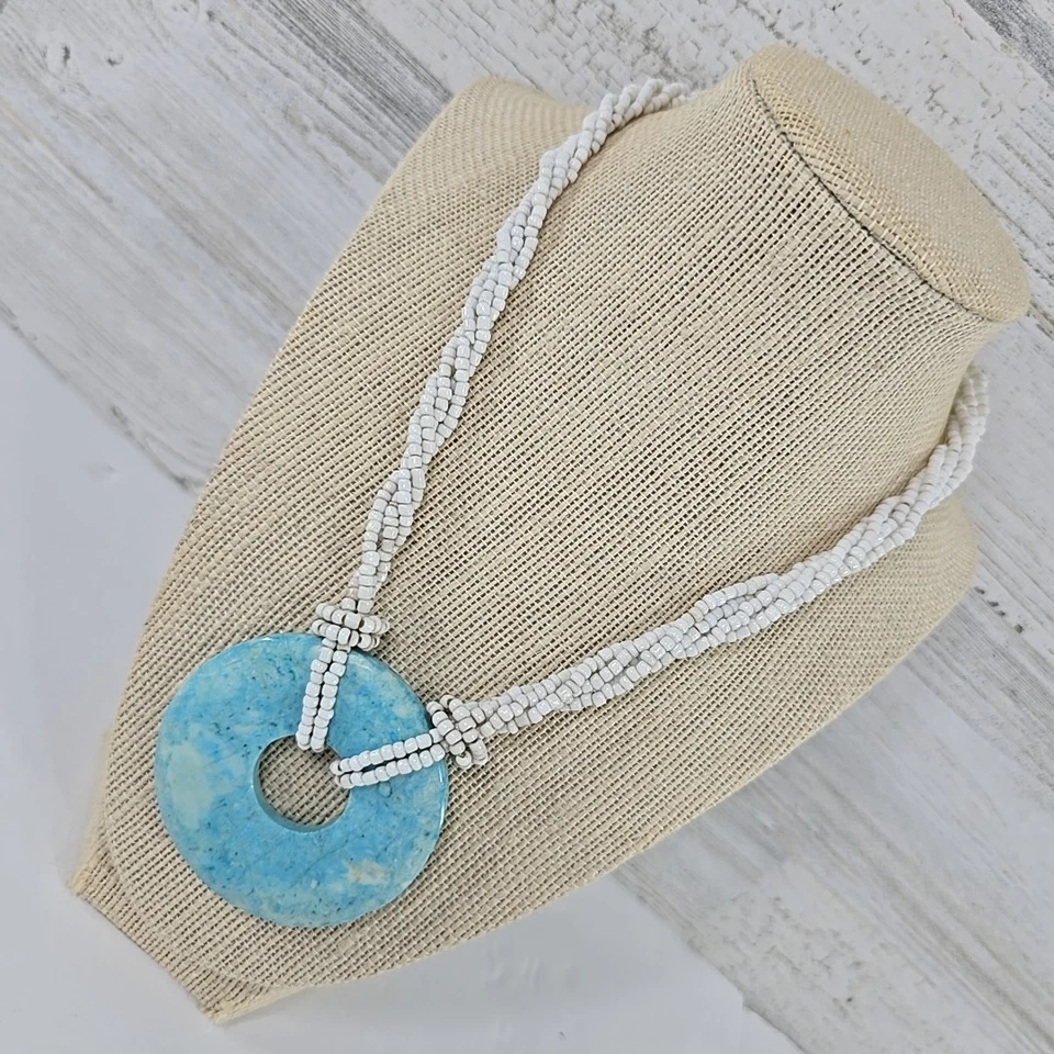 COLLAR CUENTAS SEMILLA BLANCA CON UN GRAN COLGANTE REDONDO TURQUESA (19 de largo)... Foto 3 de 4