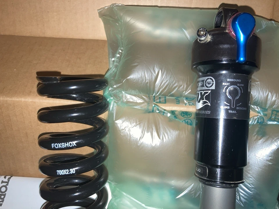 Suspensión de amortiguador trasero Fox con bobina FOXSHOX 700x2,30 (usada tiene arañazos) Foto 2 de 4