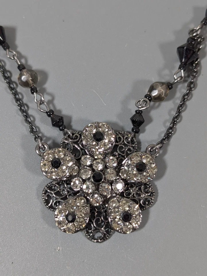 Collar Medallón Flor Cristal Premier Designs Estilo Gótico Victoriano 19" Foto 4 de 4