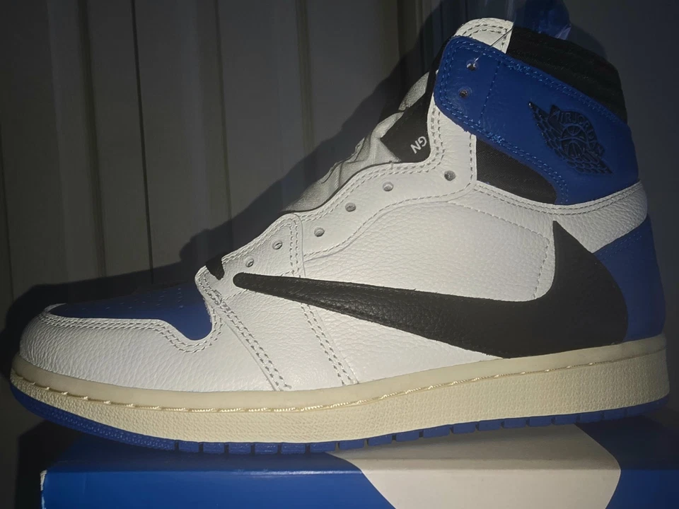 Talla 9.5 - Jordan 1 Retro x Diseño Fragmento x Travis Scott Azul Alto Foto 2 de 4