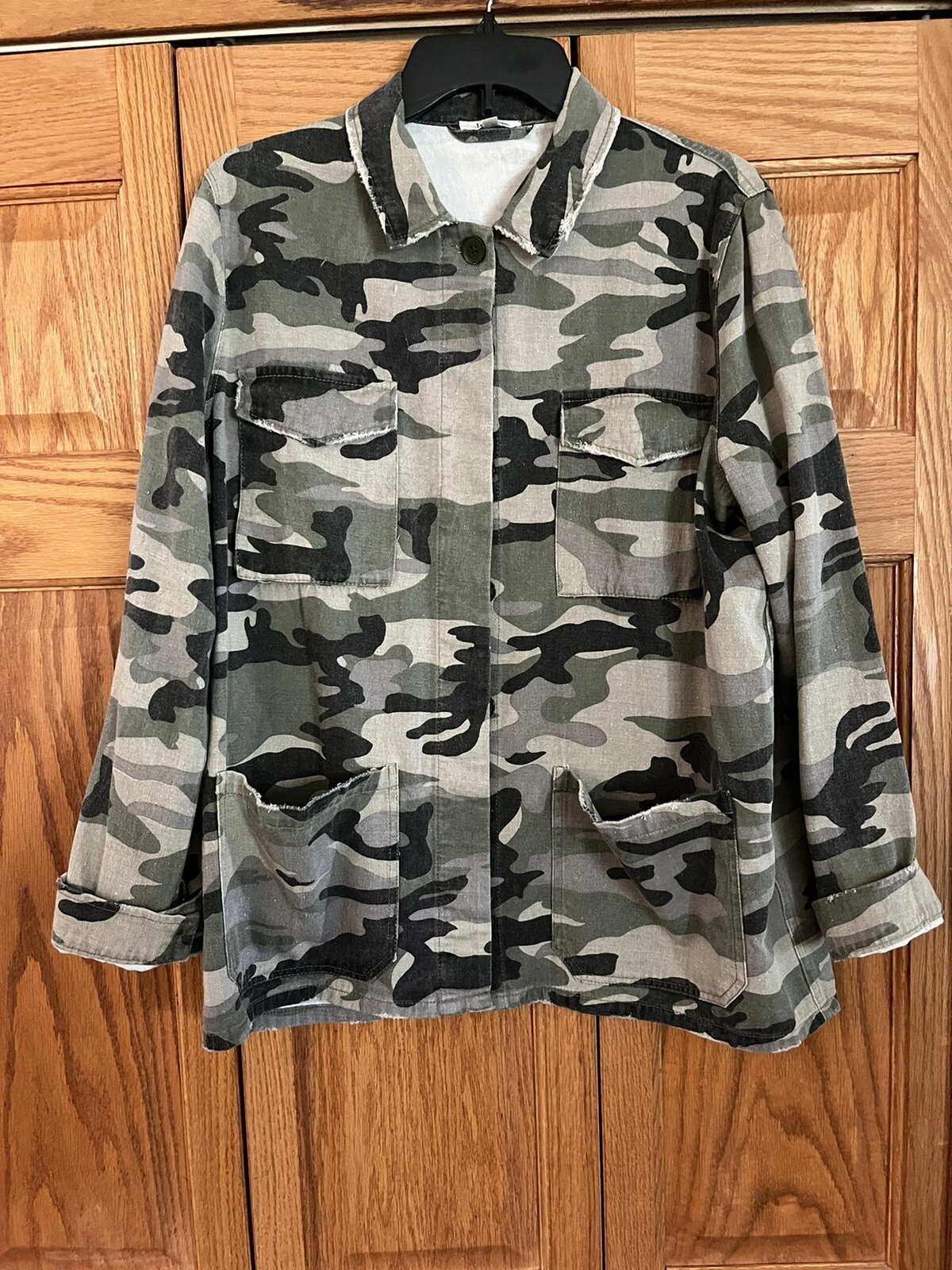 Jodifl Women Camo jacket M distressed pockets button front long sleeves Hunting