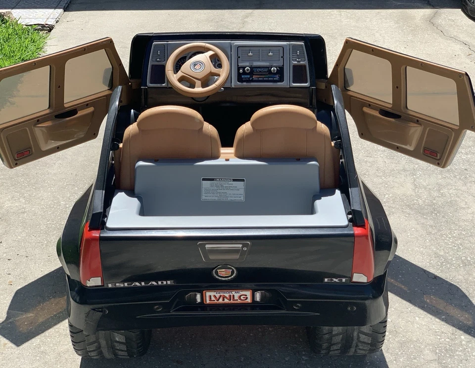 Camión eléctrico Power Wheels Cadillac Escalade EXT 12V, batería incluida Foto 4 de 4