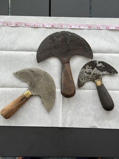 Lote de 3 cuchillos antiguos de cuero con cabeza de media luna redonda Osborne vintage