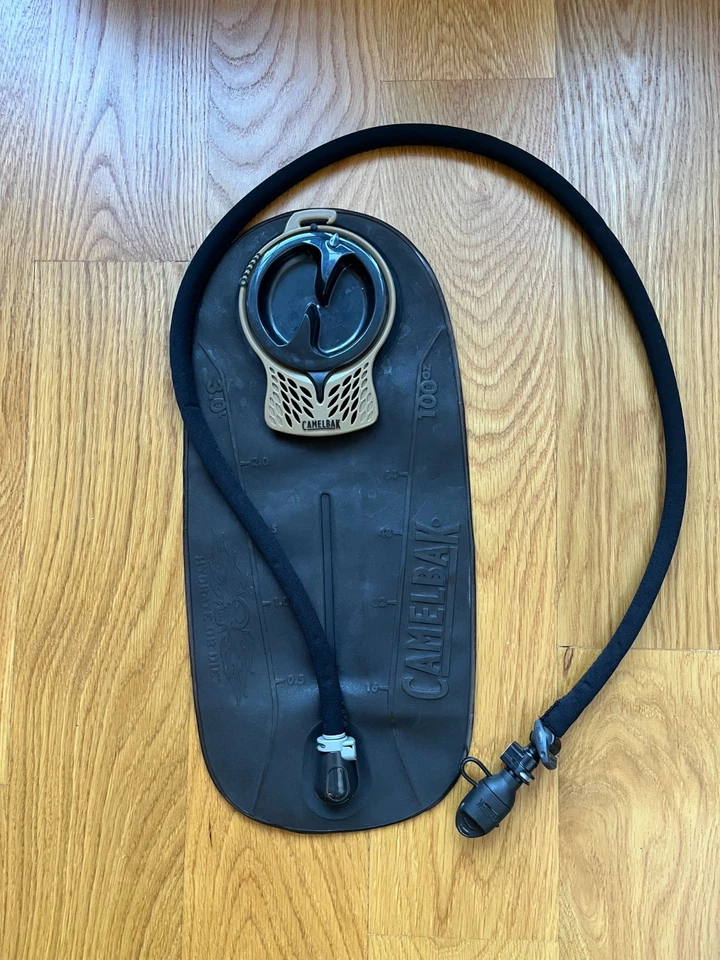 Тактический гидратационный рюкзак CamelBak на трех молнии (черный) - Изображение 2 из 4