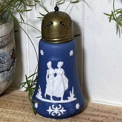 Dunkelblauer Jasperware Porzellan Zuckerstreuer - tanzende Mädchen - unbeschriftet - 15 cm hoch