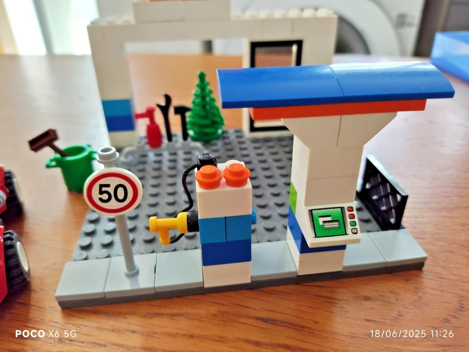 LEGO 10659 Blue Suitcase, photo 4 of 5