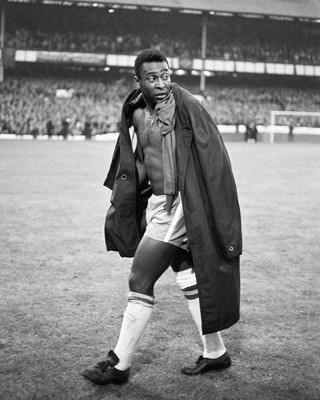PELE LEAVES THE PITCH AFTER LOSING 1966 WORLD CUP 8X10 SPORTS PHOTO  (ZZ-676)