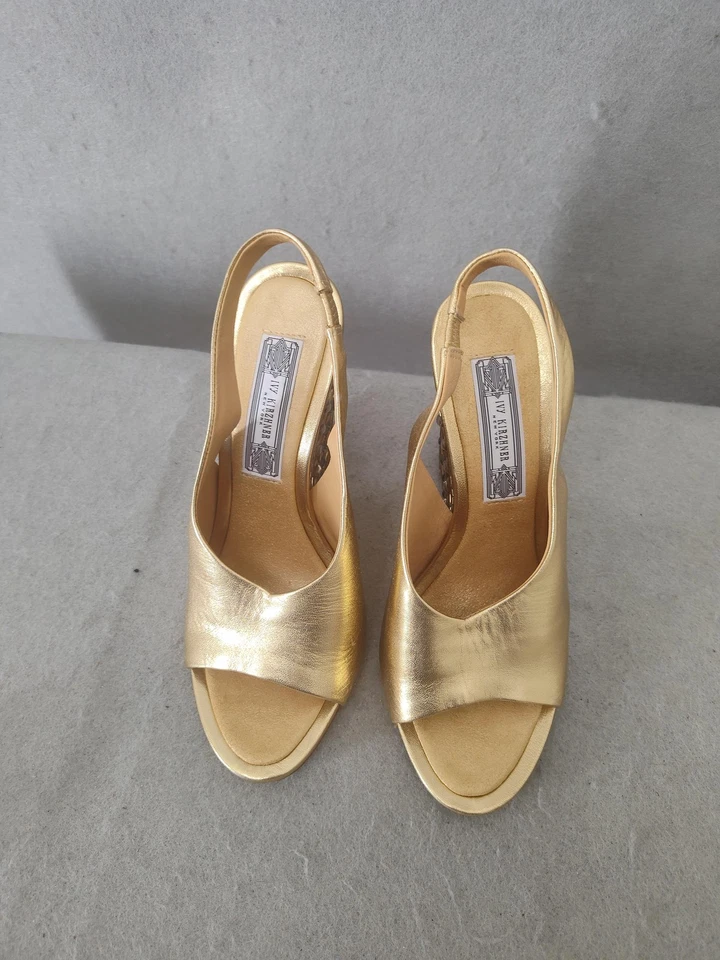 Sandalias Ivy Kirzhner para mujer 8M doradas tacones de cuña cuero con tachuelas hechas en Italia zapatos Foto 3 de 4