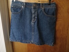 WOMAN'S DENIM SKIRT BY GAP SIZE 8 POCKETS