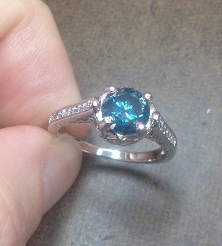 Anello di fidanzamento in oro bianco 14 carati con diamanti coltivati in laboratorio blu e bianchi 2 1/4 ct - Foto 4 di 6