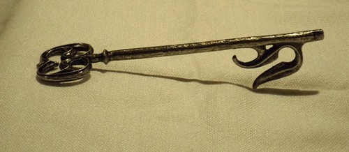 Noble Collection Bilbo's Mirkwood Cell Key Prop Replica Hobbit Lord of the Rings - Picture 3 of 8