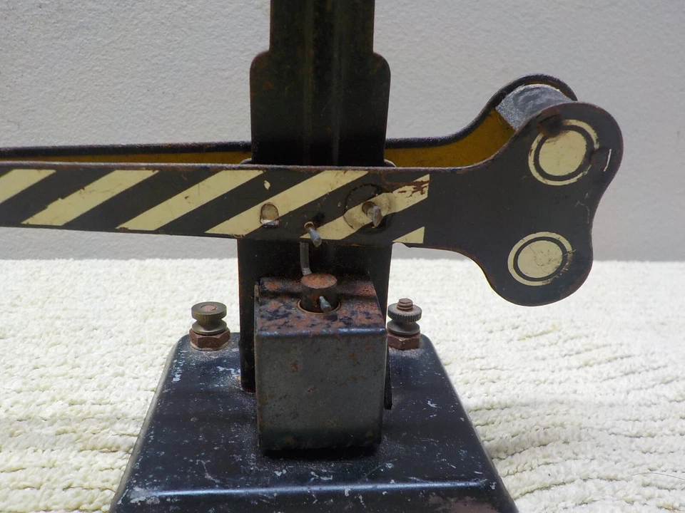 Antique MARX O guage Railroad Crossing Stop Signal with Drop Gate Untested - Image 3 of 4