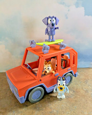 VGUC Moose Toys BLUEY HEELER JEEP w/BLUEY, BINGO, JEAN-LUC  GREEN SURFBOARD