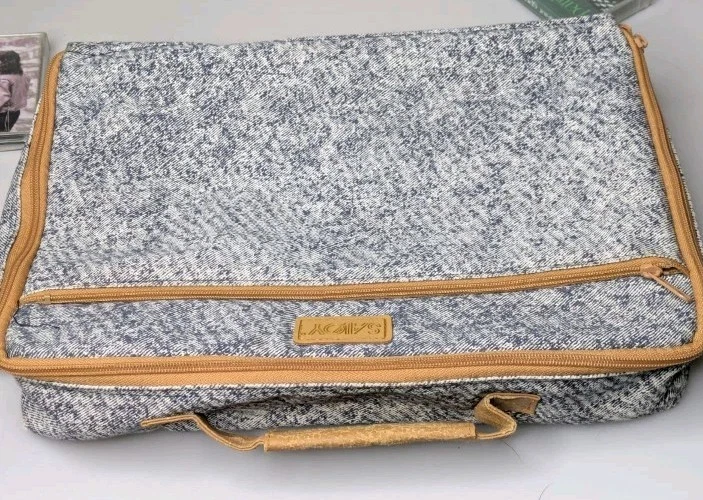 Vintage French Music Cassette Tape Lot of 23 with Case. Most In VG Condition  - Image 3 of 4