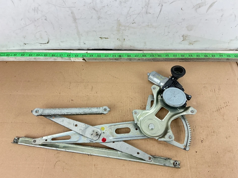 Regulador de ventana de puerta lateral del conductor trasero izquierdo Toyota Prius 2004-2009 con motor OEM Foto 2 de 4