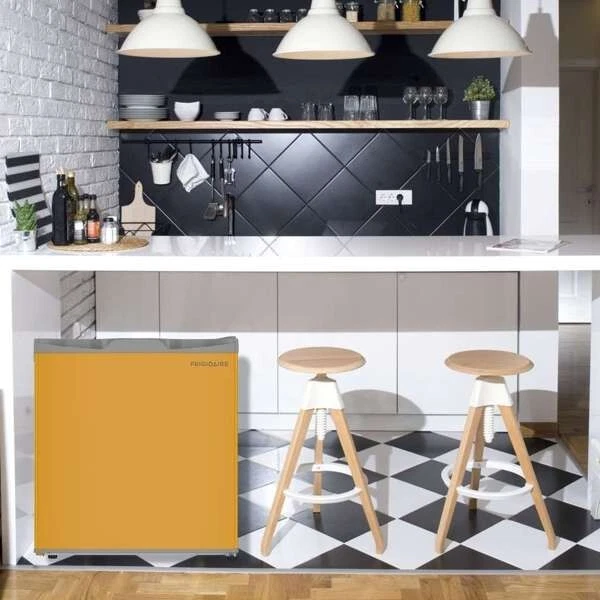 Frigidaire, 1,6 Cu. Ft. Refrigerador compacto, naranja Foto 3 de 4