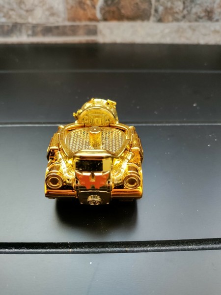 Vehiculo Dorado H roja SERIE 7 SUPERTHINGS