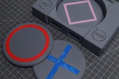 Holografische Gaming Untersetzer | Classic Grau/Schwarz PS mit Hülle | 3D-Druck