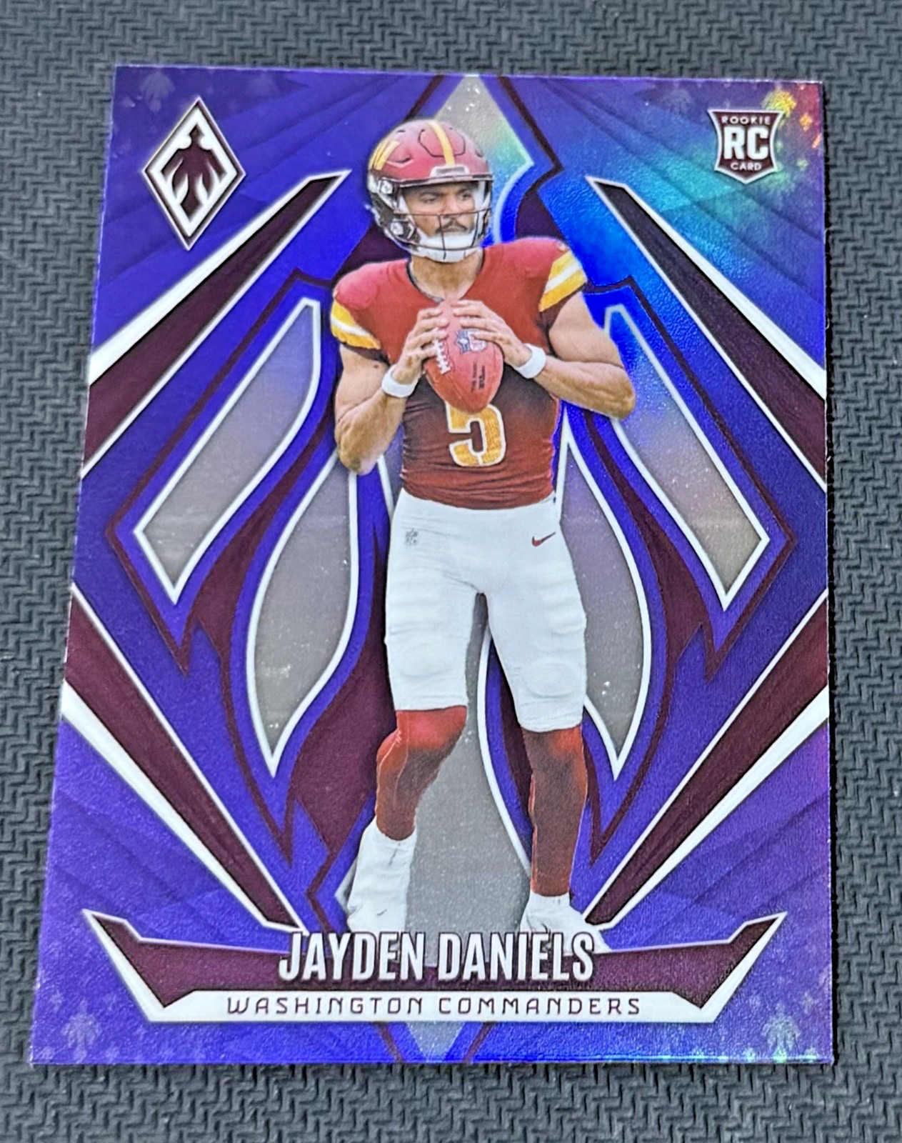 Jayden Daniels (RC) 🏈 2024 Panini Phoenix #198 Purple Fade Washington Commander