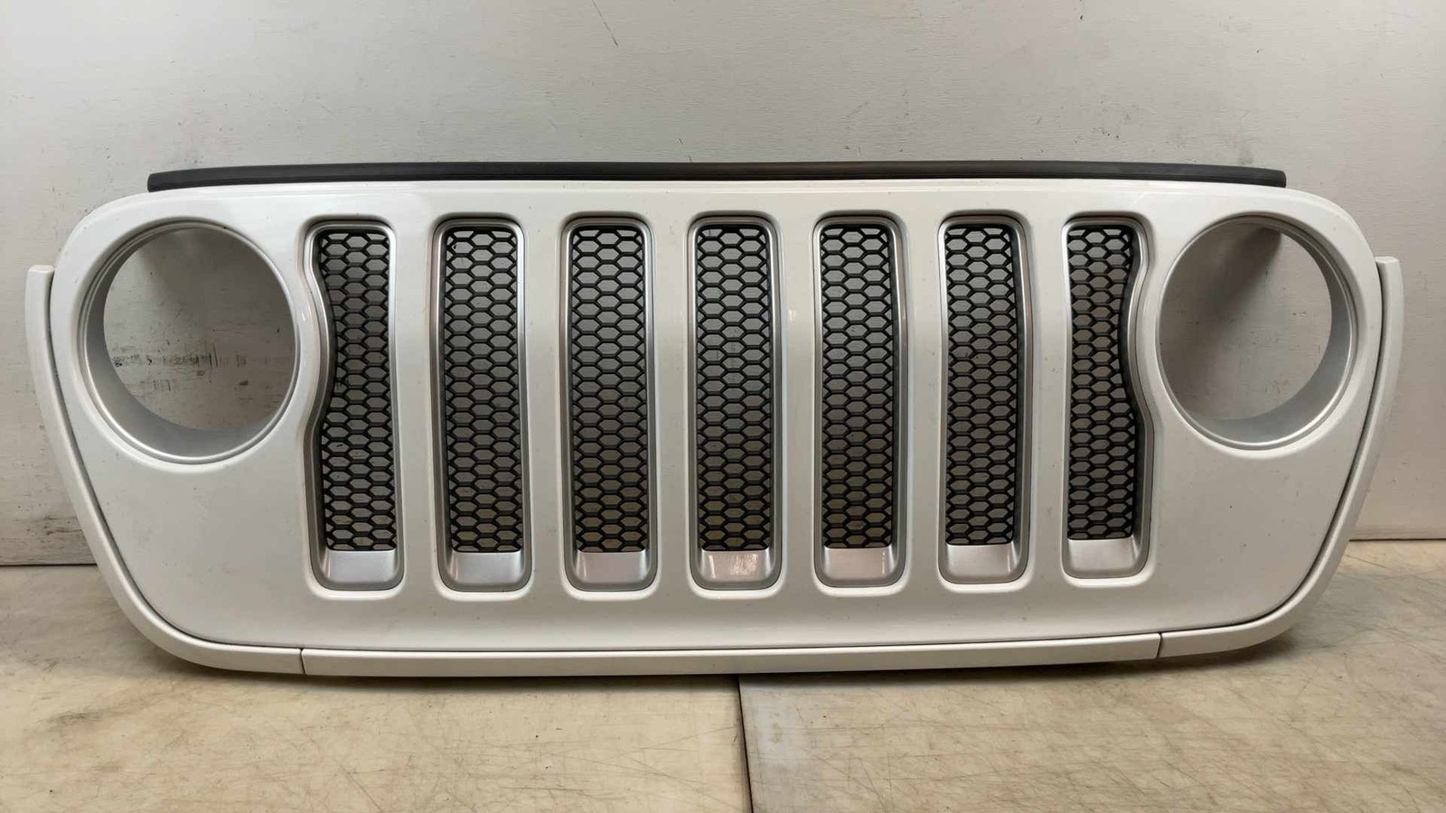 Jeep Wrangler JL Sahara Front Grille w Inserts PW7 Bright White 2018-2023 195121