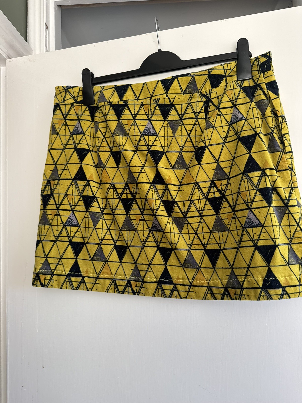 White stuff patterned geometric style triangle ye… - image 1