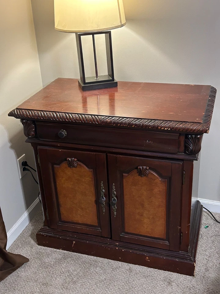 Juego de Dormitorio Queen Tradicional $550 (OBO) - Madera Maciza, Excelente Estado Foto 3 de 4