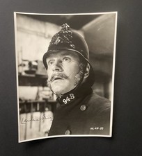 LAURENCE OLIVIER GENUINE SIGNED PHOTOGRAPH - THE MAGIC BOX