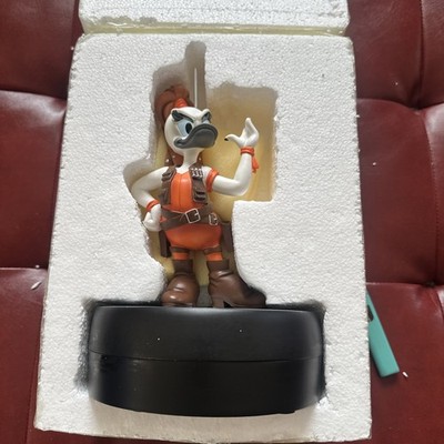 Disney DAISY DUCK Figurine plus pin as Aurra Sing from the 2015 Star Wars