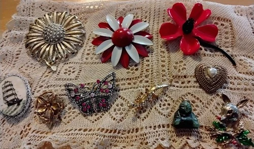 VINTAGE COSTUME JEWELRY PIN PENDANT LOT JADE BUDDHA RED PAINTED POPPY FLOWER +