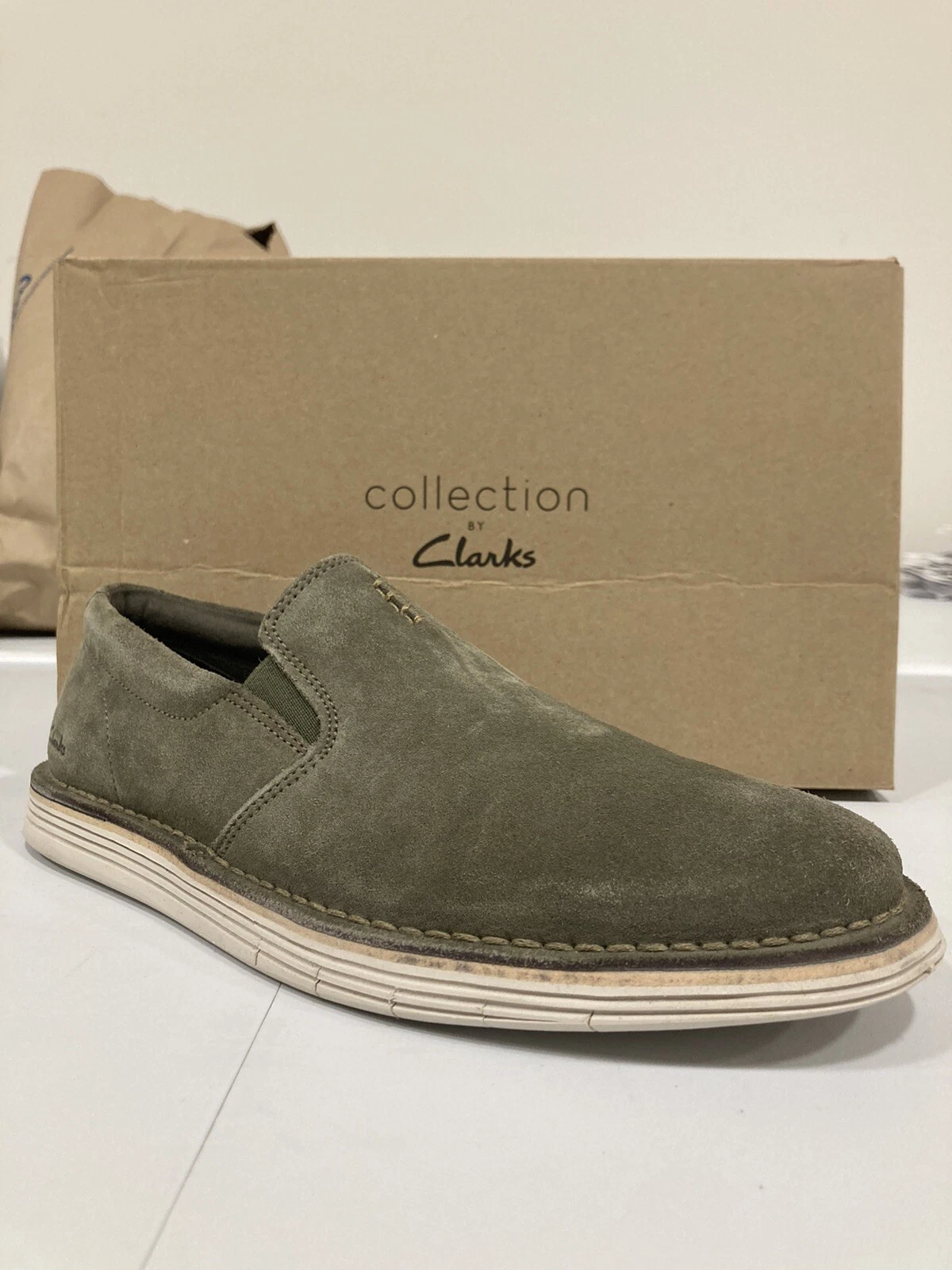 *NUOVO* Mocassino Clarks Uomo Forge Free Pelle scamosciata d'oliva 9 M USA 8 G UK 42 EUR