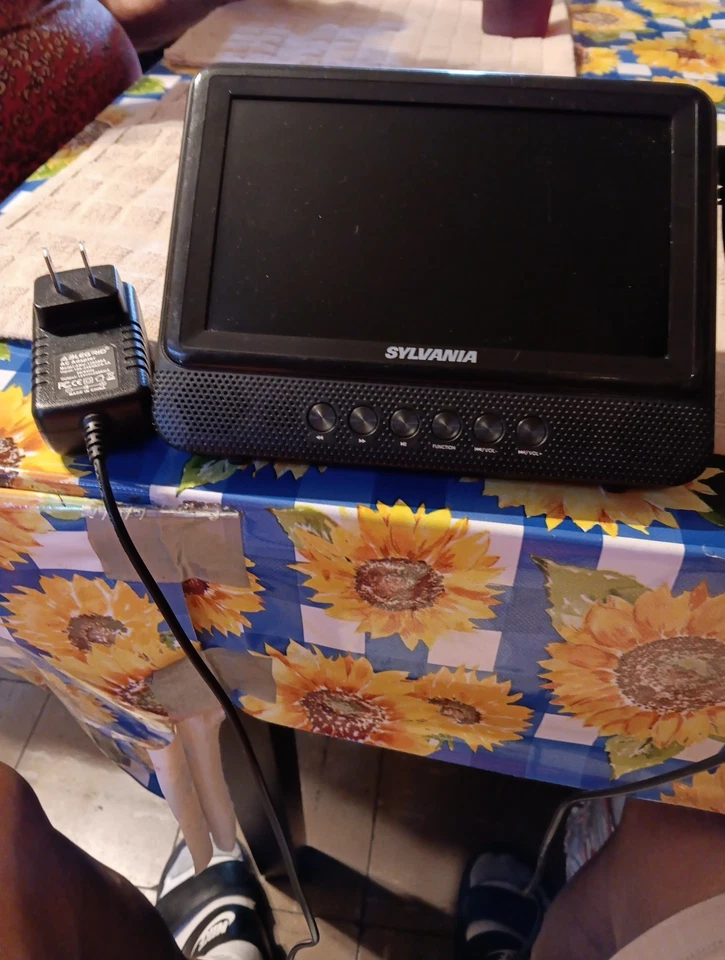 Sylvanian Sdvd7751 7 Inch Portable DvD Player Single Screen LCD Monitor - Image 3 of 4