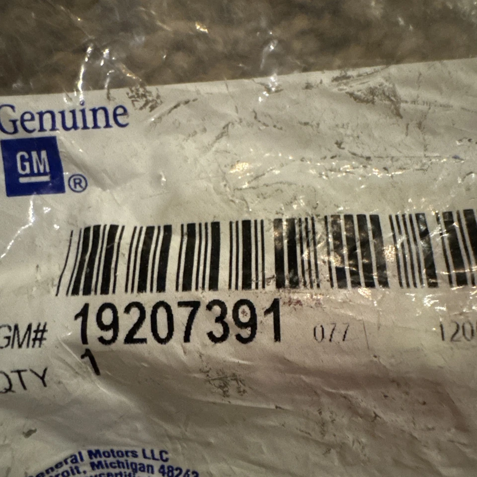 Conjunto emblema parachoques delantero Pontiac Bonneville 2000-2004 OEM GM 19207391 Foto 2 de 2