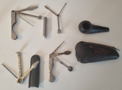 Bigben Pipo Pfeife mit schwarzem Etui und Zubehör Pfeifenhalter aus Metall