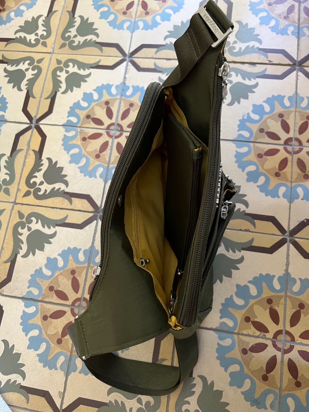 Baggallini Women's Cross Over Crossbody Bag with RFID Wristlet -Best condition!