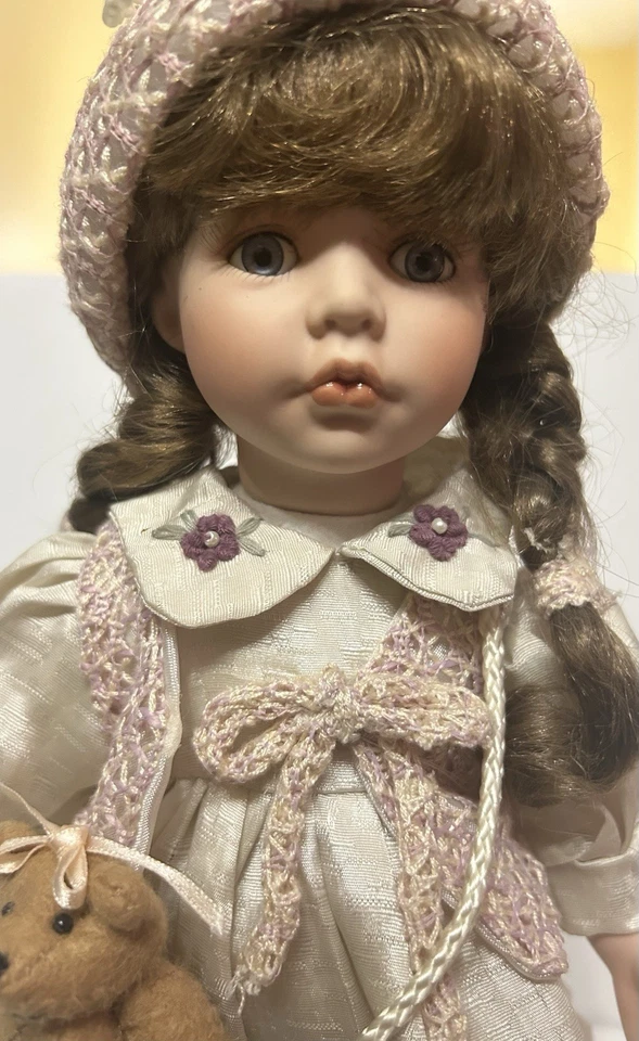 Gepeddo 13" Muñeca Stephanie 80’d Vestido Marfil, Baret Malva y Chaleco, Púrpura con Oso. Foto 2 de 4