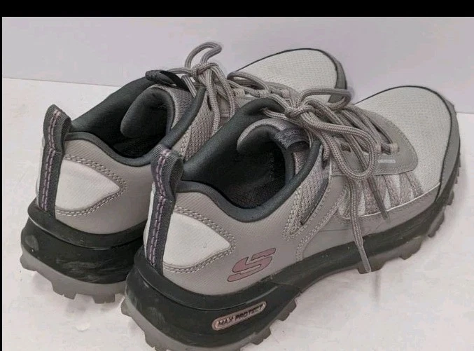 ZAPATOS DE SENDERISMO SKECHERS MAX PROTECT LEGACY GRIS CARBÓN PARA MUJER Talla 8 Foto 2 de 4