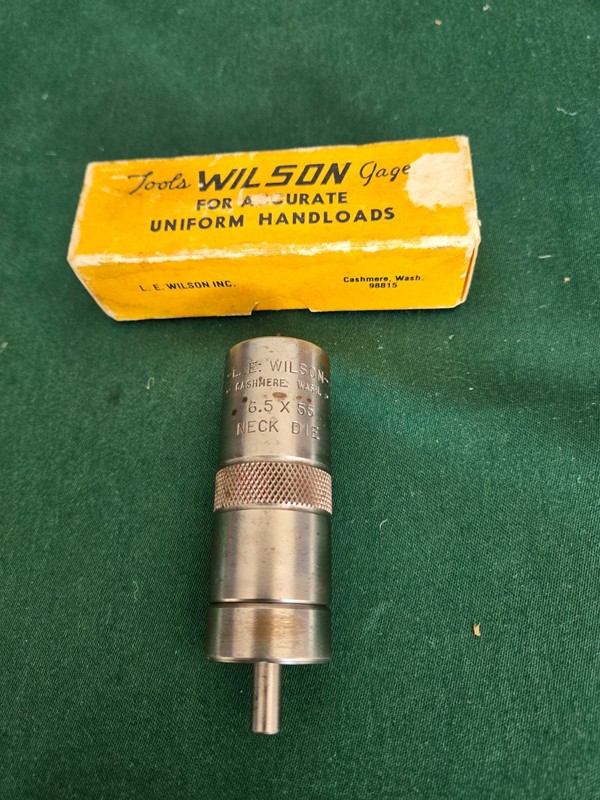 L. E. Wilson 6.5x55 bushing neck die in the original box, one bushing. Excellent