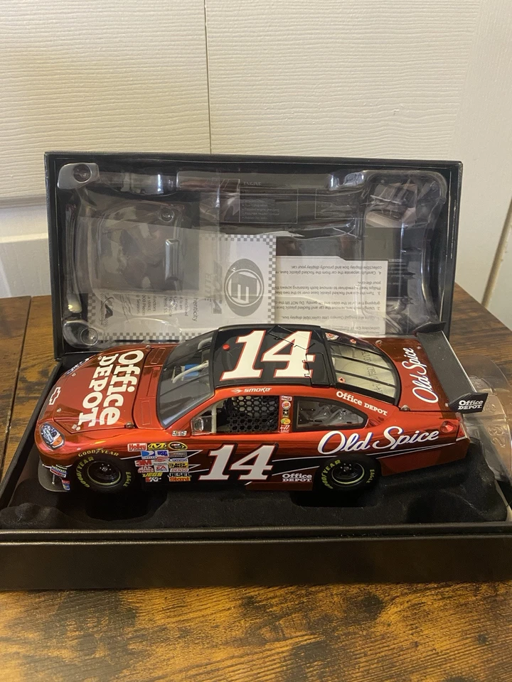 A8-Tony Stewart #14 Old Spice 2009 Impala SS Elite 1 de 1.000 Foto 2 de 4