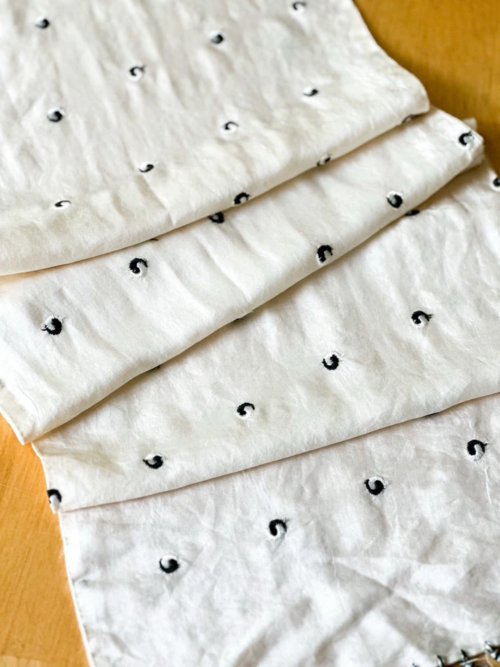 Bufanda de crepé de seda vintage - seda vintage - seda ascot - seda blanca y negra vintage Foto 2 de 4