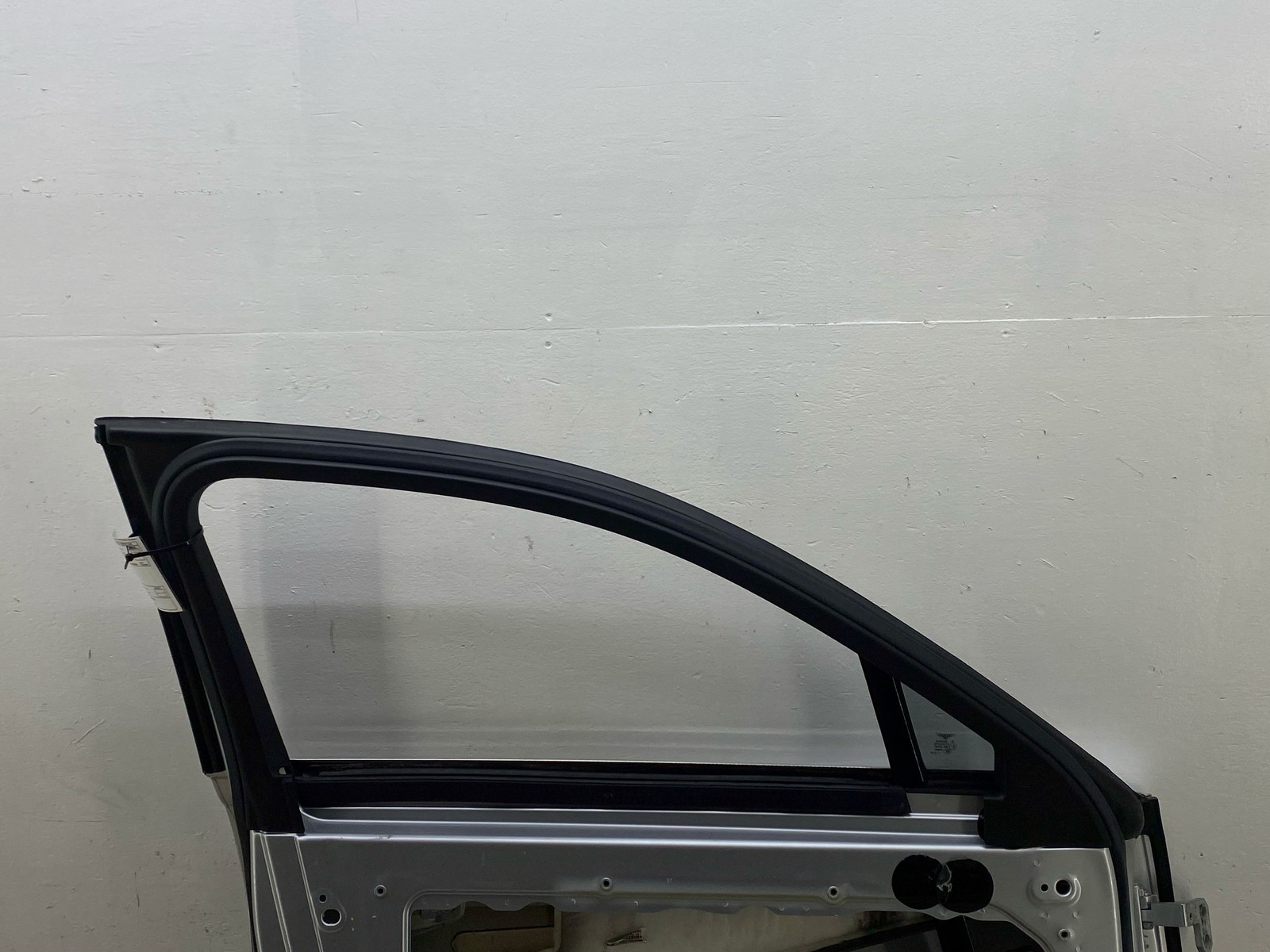 2014-2019 BENTLEY FLYING SPUR FRONT LEFT DOOR SHELL SILVER FROST METALLIC(6770)